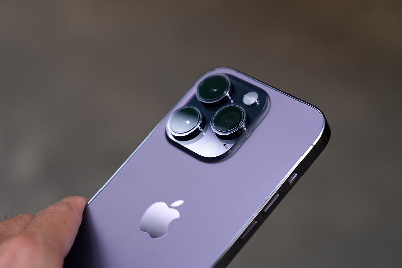 آپدیت iOS ۱۷.۰.۳ منتشر شد؛ راهحل رسمی اپل برای داغ شدن آیفون ۱۵ پرو و رفع حفرههای امنیتی