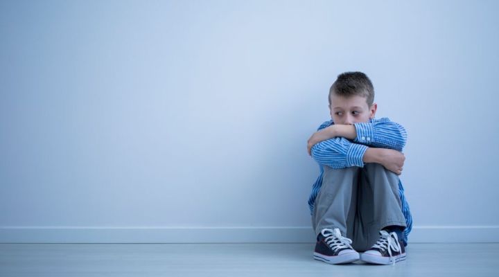 کودک با دلبستگی آشفته از والدین و دیگران دوری می‌کند