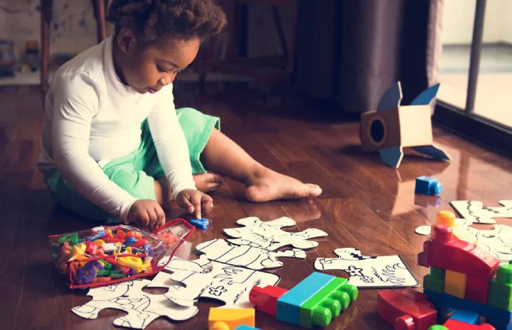 ۸ منفعت تنها بازی کردن برای کودکان 3 دختری در حال پازلچیدن