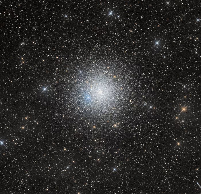 خوشه کروی NGC 6752: کهنترین تجمع ستارهای در هاله راه شیری با رازهای ستارههای آبی مهاجر 1 خوشه کروی NGC 6752: کهنترین تجمع ستارهای در هاله راه شیری با رازهای ستارههای آبی مهاجر