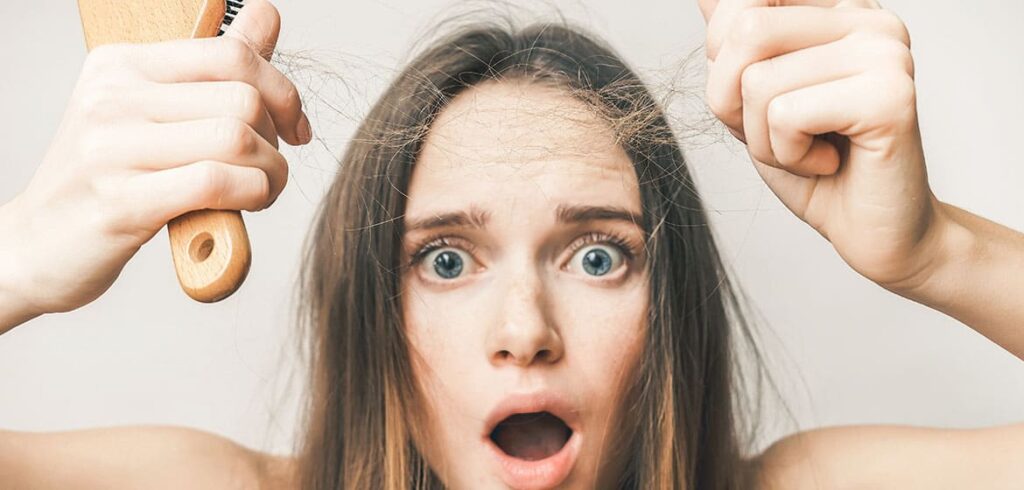 مردی دچار ریزش مو ناشی از استرس و اضطراب