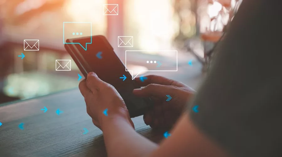 پنل پیامکی چیست؟ راهنمای کامل مزایا و کاربرد برای کسبوکارها